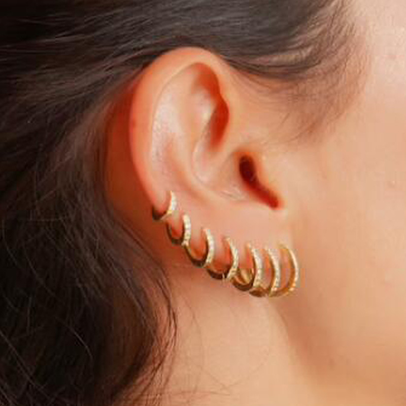 Rainbow CZ Huggies Hoop Earrin - Conch Earring Hoop recension och pris